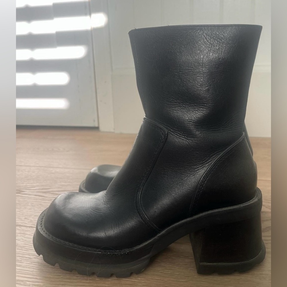 RARE AUTHENTIC vintage Steve Madden platform Hott boots